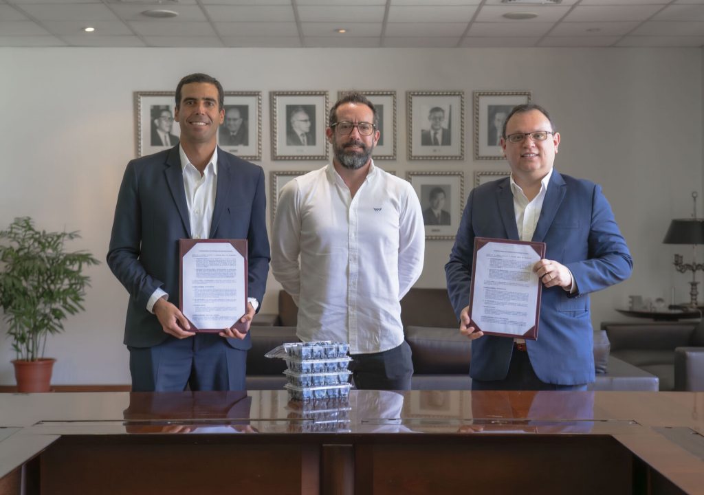 Marco Vinelli, director de la maestría en administración de agronegocios, junto a Luis Miguel Vegas Arias-Stella, gerente general de Proarándanos y Miguel Bentin, presidente de Proarándanos.